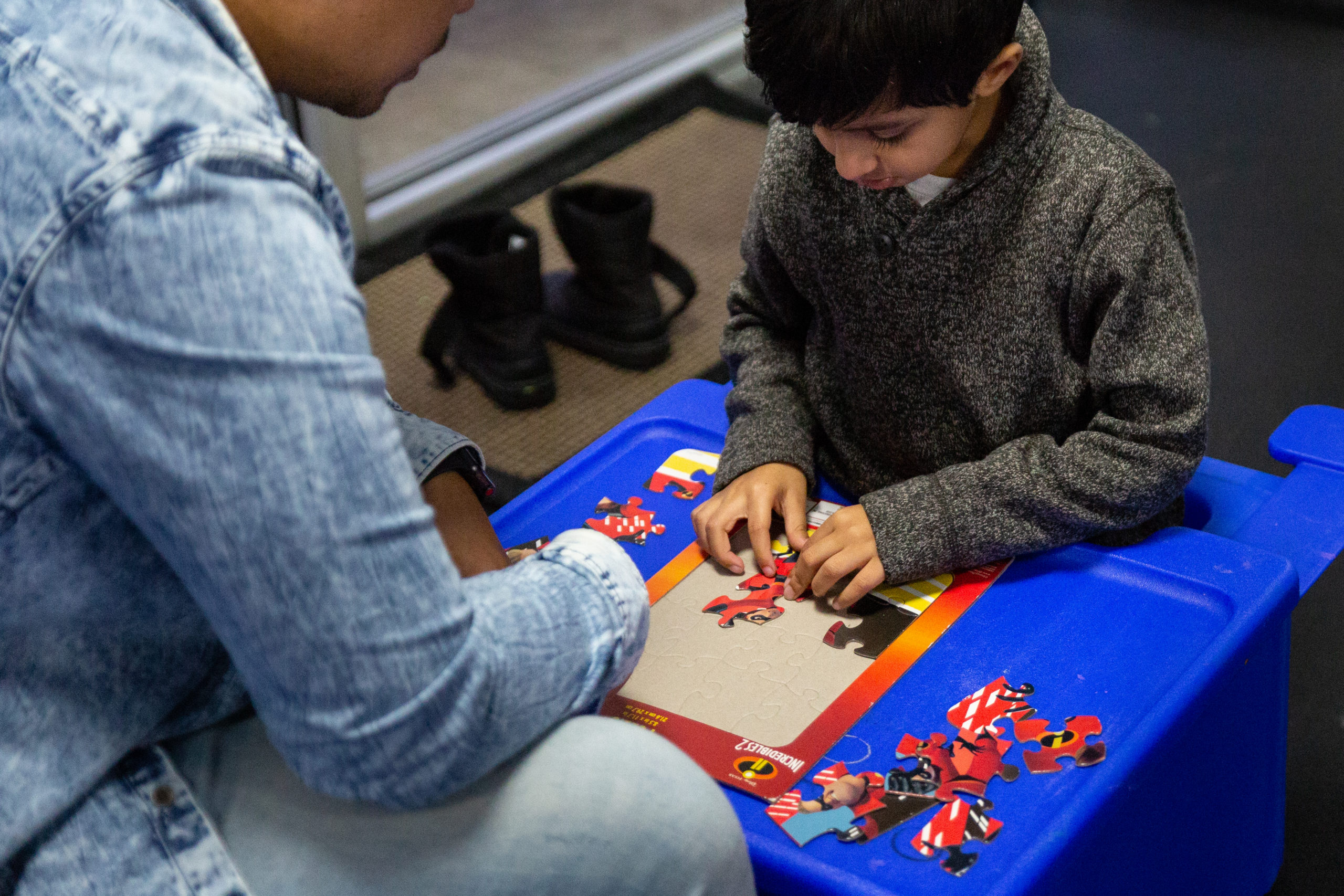 photo of a child with an aba therapist during a session of autism therapy, in Westside Children's Therapy Illinois